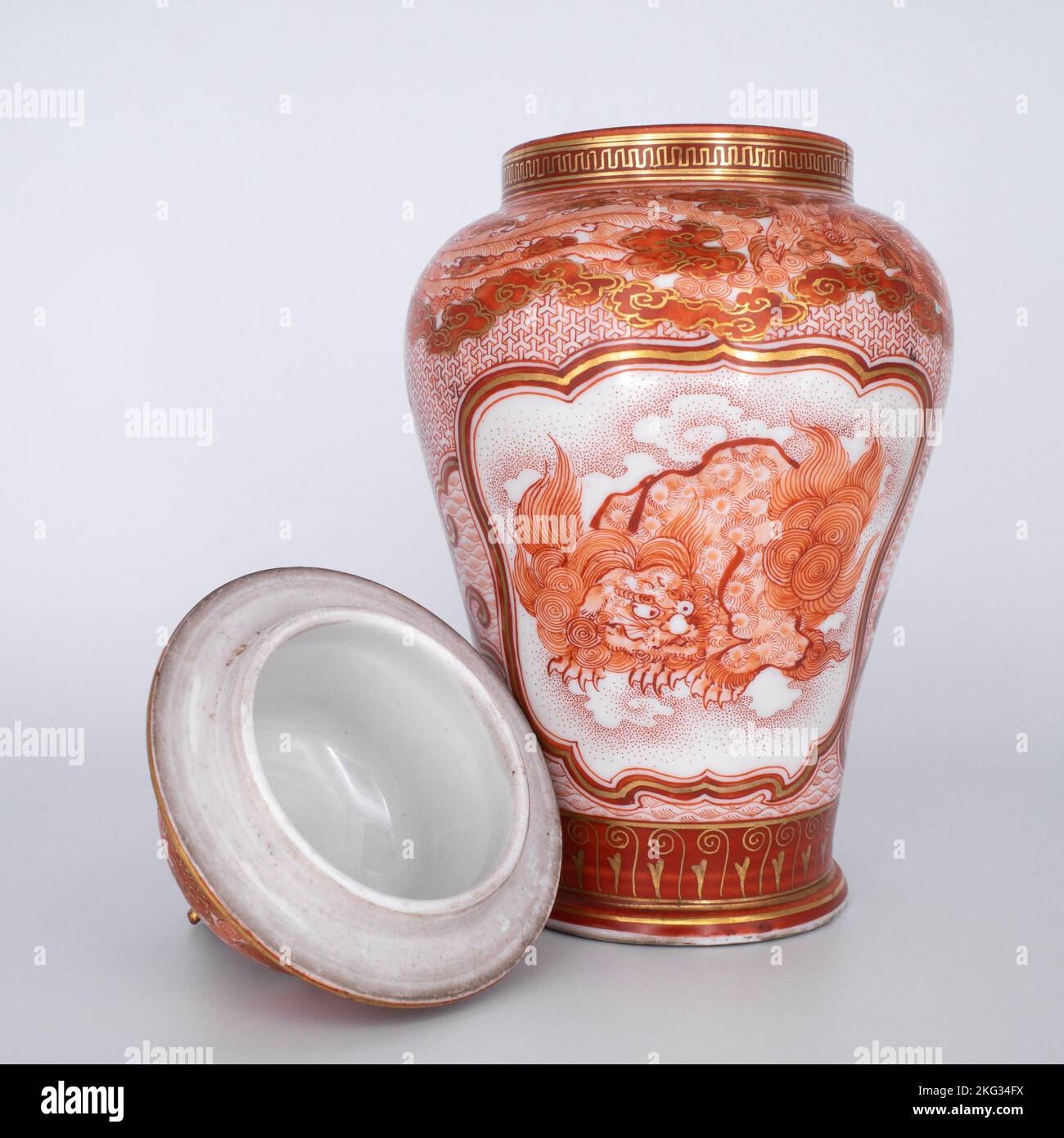 Jar Kutani Porcelain Dragon, Foo dog Fine Japanese Kutani