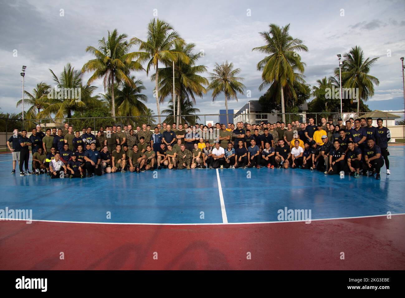 Royal Brunei Armed Forces and U.S. service members pose for a group