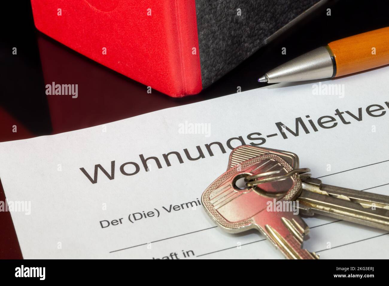 Symbolbild: Blankoformular von einem Mietvertrag für eine Wohnung Stock Photo