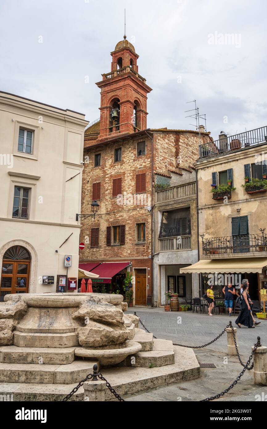 Piazza Giuseppe Mazzini fountain with belltower of Church of Santa Maria Maddalena beyond in Castiglione del Lago, Province of Perugia, Umbria, Italy Stock Photo