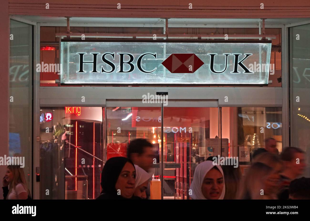 HSBC - Hong Kong Shanghai Banking Corporation UK branch, 2-4 St Anns Square, Manchester, England, UK, M2 7HD at night Stock Photo