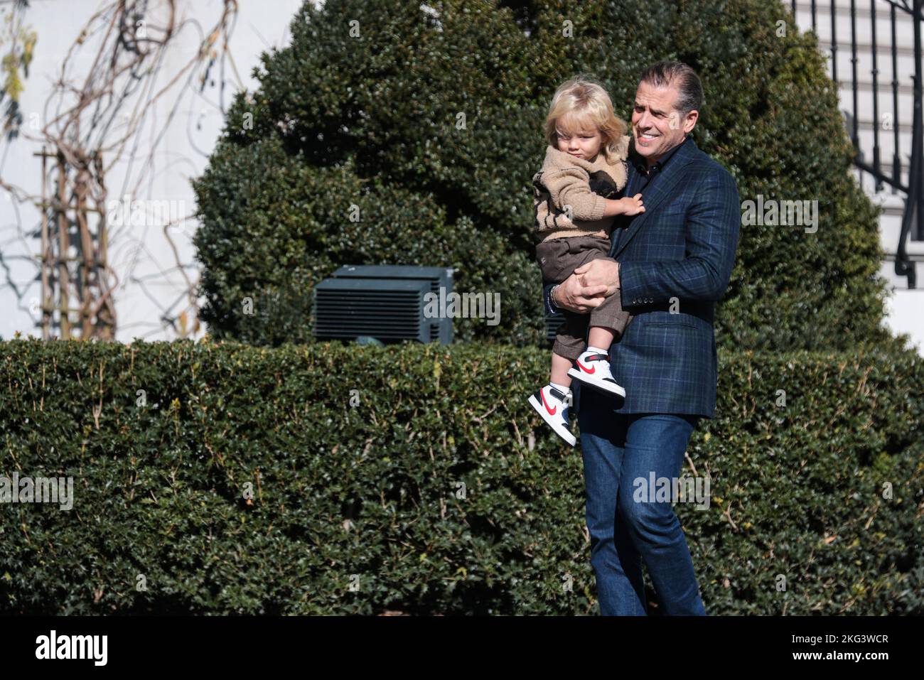 Washington, United States. 21st Nov, 2022. Hunter Biden carries Beau Biden Jr to an event where President Joe Biden will pardon The National Thanksgiving Turkeys on Monday, November 21, 2022, on the South Lawn of the White House in Washington, DC. The two turkeys are from North Carolina and their names are 'Chocolate' and 'Chip.' Photo by Oliver Contreras/UPI Credit: UPI/Alamy Live News Stock Photo