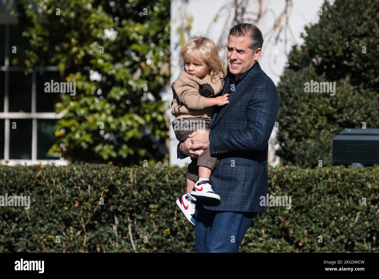 Washington, United States. 21st Nov, 2022. Hunter Biden carries Beau Biden Jr to an event where President Joe Biden will pardon The National Thanksgiving Turkeys on Monday, November 21, 2022, on the South Lawn of the White House in Washington, DC. The two turkeys are from North Carolina and their names are 'Chocolate' and 'Chip.' Photo by Oliver Contreras/UPI Credit: UPI/Alamy Live News Stock Photo