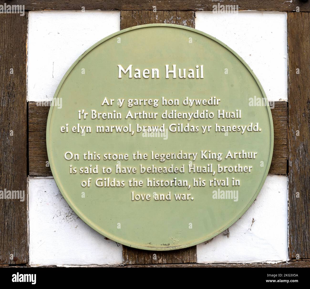 Green heritage plaque at Maen Huail is a stone block at St Peter's Square in the centre of Ruthin, Denbighshire, Wales, Uk. - Stock Photo