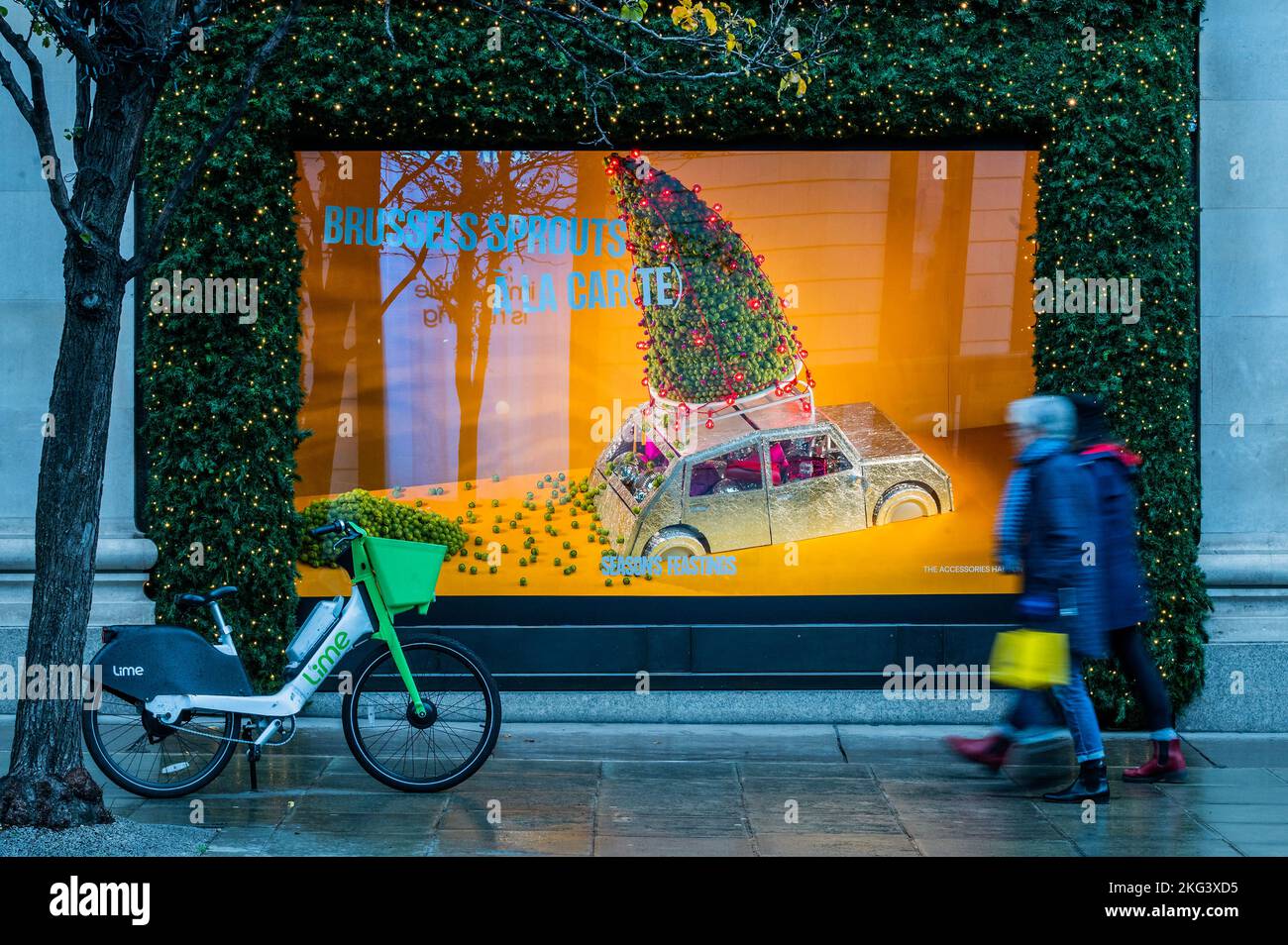 London UK 21st Nov 2022 Passing Selfridges Christmas Windows london-uk-21st-nov-2022-passing-selfridges-christmas-windows