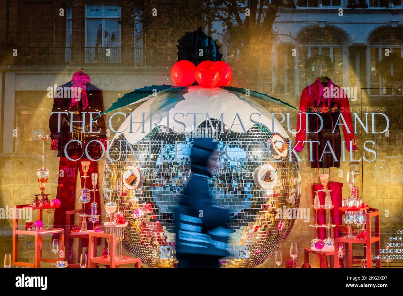 london-uk-21st-nov-2022-passing-selfridges-christmas-windows