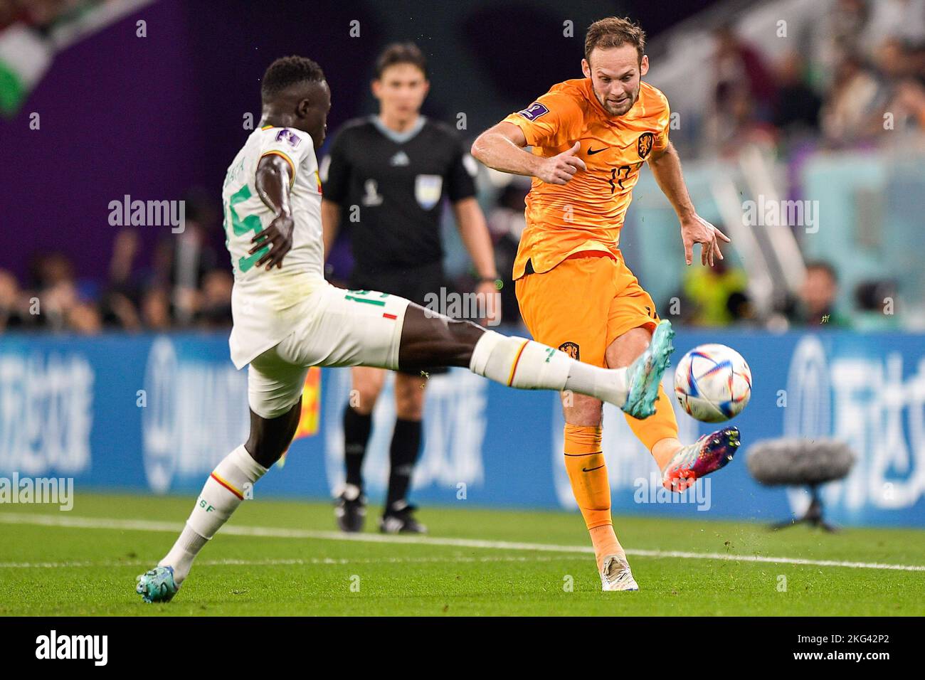 DOHA, QATAR - NOVEMBER 21: Idrissa Gana Gueye of Senegal battles for the ball with Daley Blind of the Netherlands during the Group A - FIFA World Cup Qatar 2022 match between Senegal and Netherlands at Al Thumama Stadium on November 21, 2022 in Doha, Qatar (Photo by Pablo Morano/BSR Agency) Stock Photo