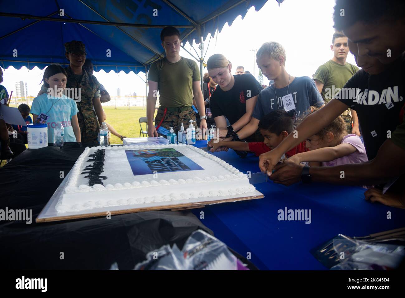 the-youngest-and-oldest-military-child-cut-a-cake-during-kid-s-warrior