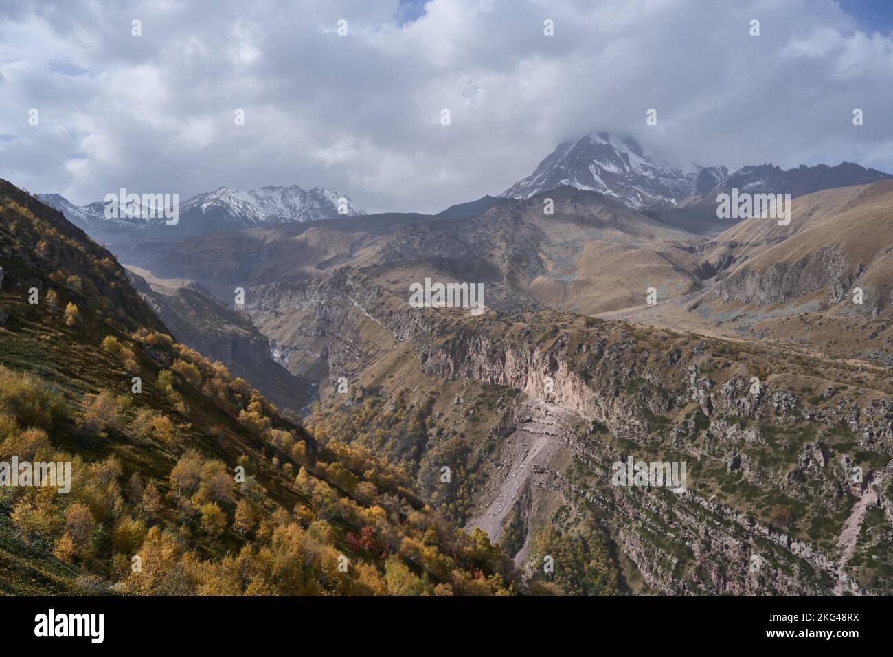 Schlucht im Hochgebirge, hinten der Gipfel des Kasbek, bei Stepanzminda, Stepantsminda, Region Mzcheta-Mtianeti, Großer Kaukasus, Georgien Stock Photo