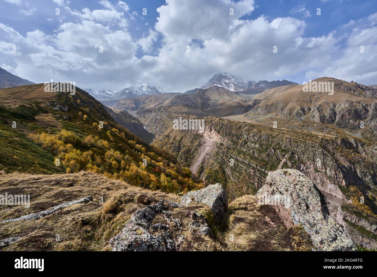 Schlucht im Hochgebirge, hinten der Gipfel des Kasbek, bei Stepanzminda, Stepantsminda, Region Mzcheta-Mtianeti, Großer Kaukasus, Georgien Stock Photo