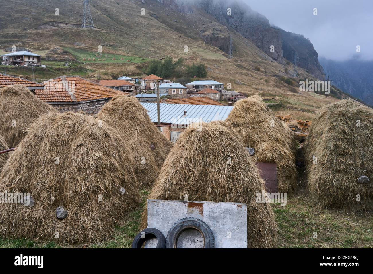 Heuhaufen in dem Dorf Tsdo, Darialschlucht, Hoher Kaukasus, Distrikt Stefantsminda, Region Mtskheta-Mtianeti, Georgien Stock Photo