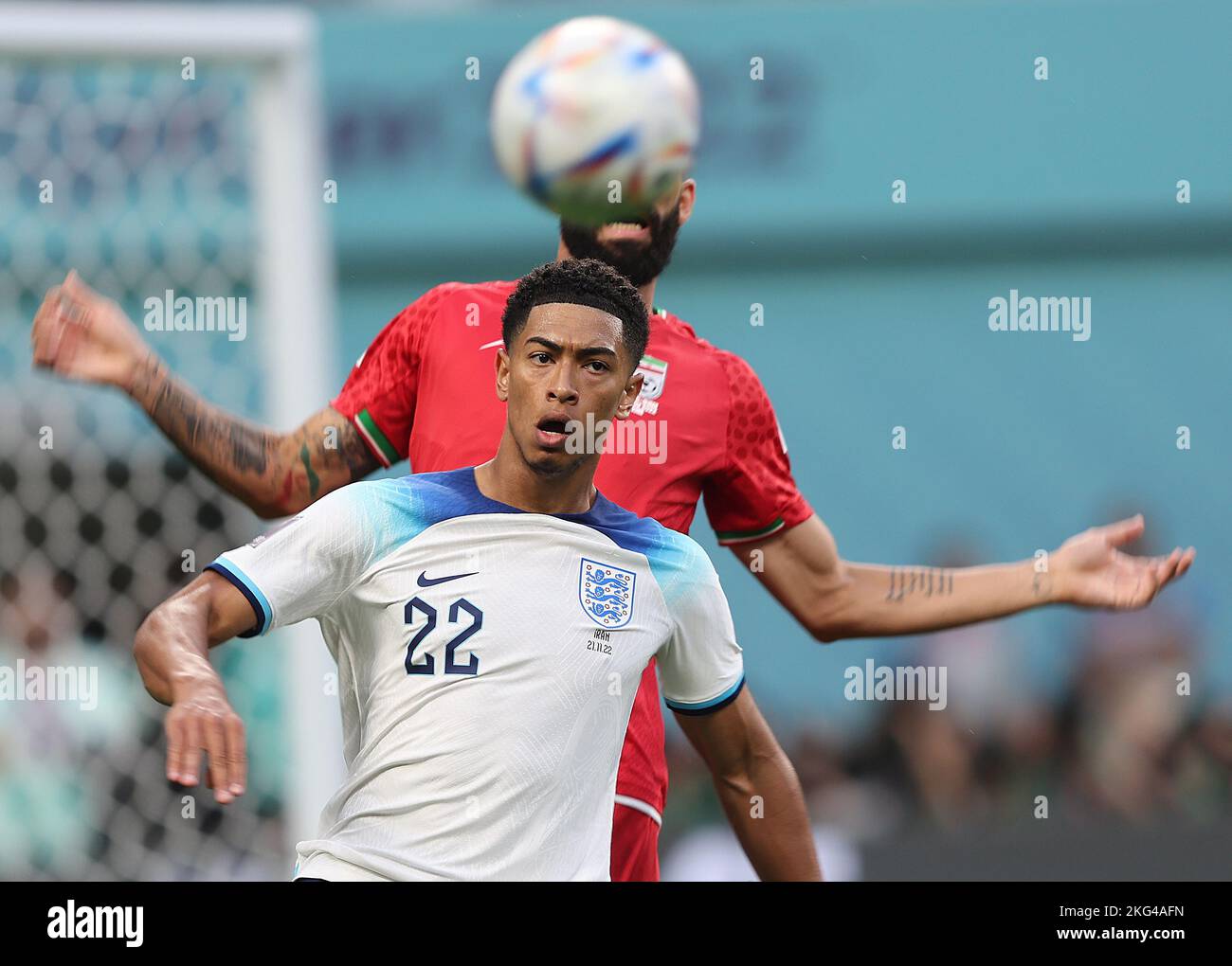 Doha, Catar. 21st Nov, 2022. BELLINGHAM Jude of England and CHESHMI Roozbeh of Iran during a match between England v Iran, valid for the group stage of the World Cup, held at Khalifa International Stadium in Doha, Qatar. Credit: Rodolfo Buhrer/La Imagem/FotoArena/Alamy Live News Stock Photo