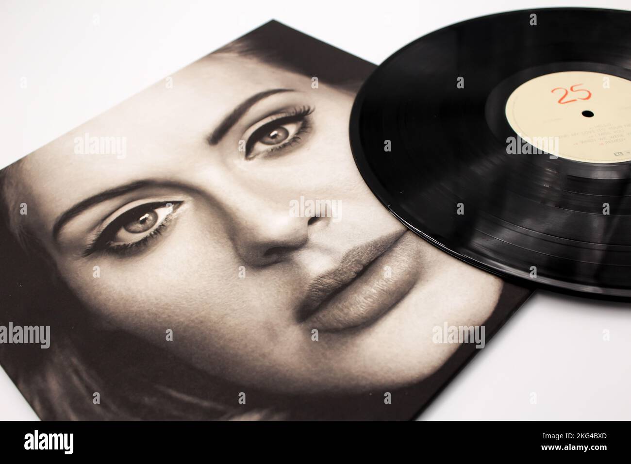 Álbum de música de Adele en disco LP de vinilo. Este álbum se llama 25  Fotografía de stock - Alamy