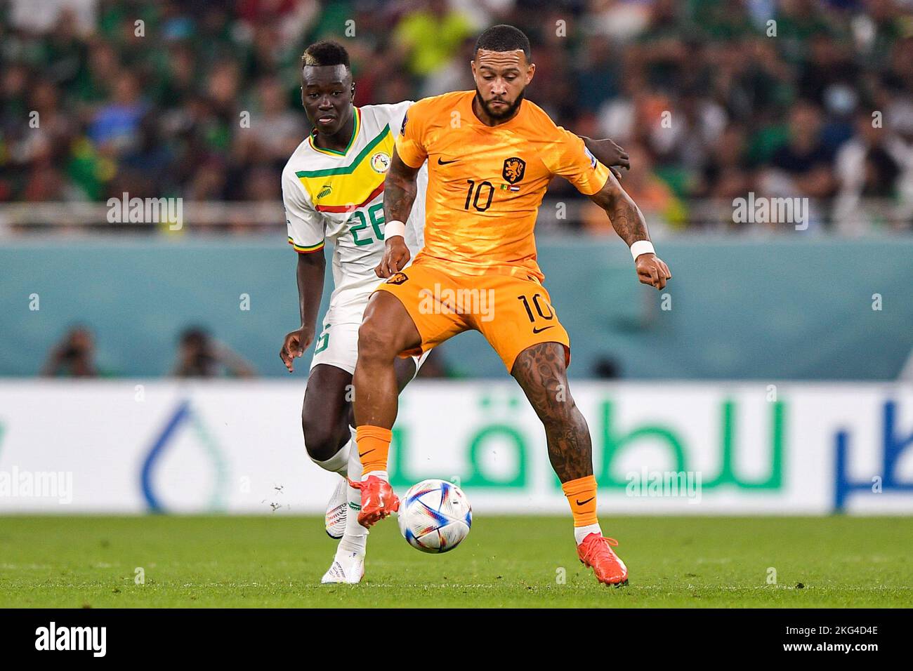 DOHA, QATAR - NOVEMBER 21: Alfred Gomis of Senegal battles for the ball with Memphis Depay of the Netherlands during the Group A - FIFA World Cup Qatar 2022 match between Senegal and Netherlands at Al Thumama Stadium on November 21, 2022 in Doha, Qatar (Photo by Pablo Morano/BSR Agency) Stock Photo