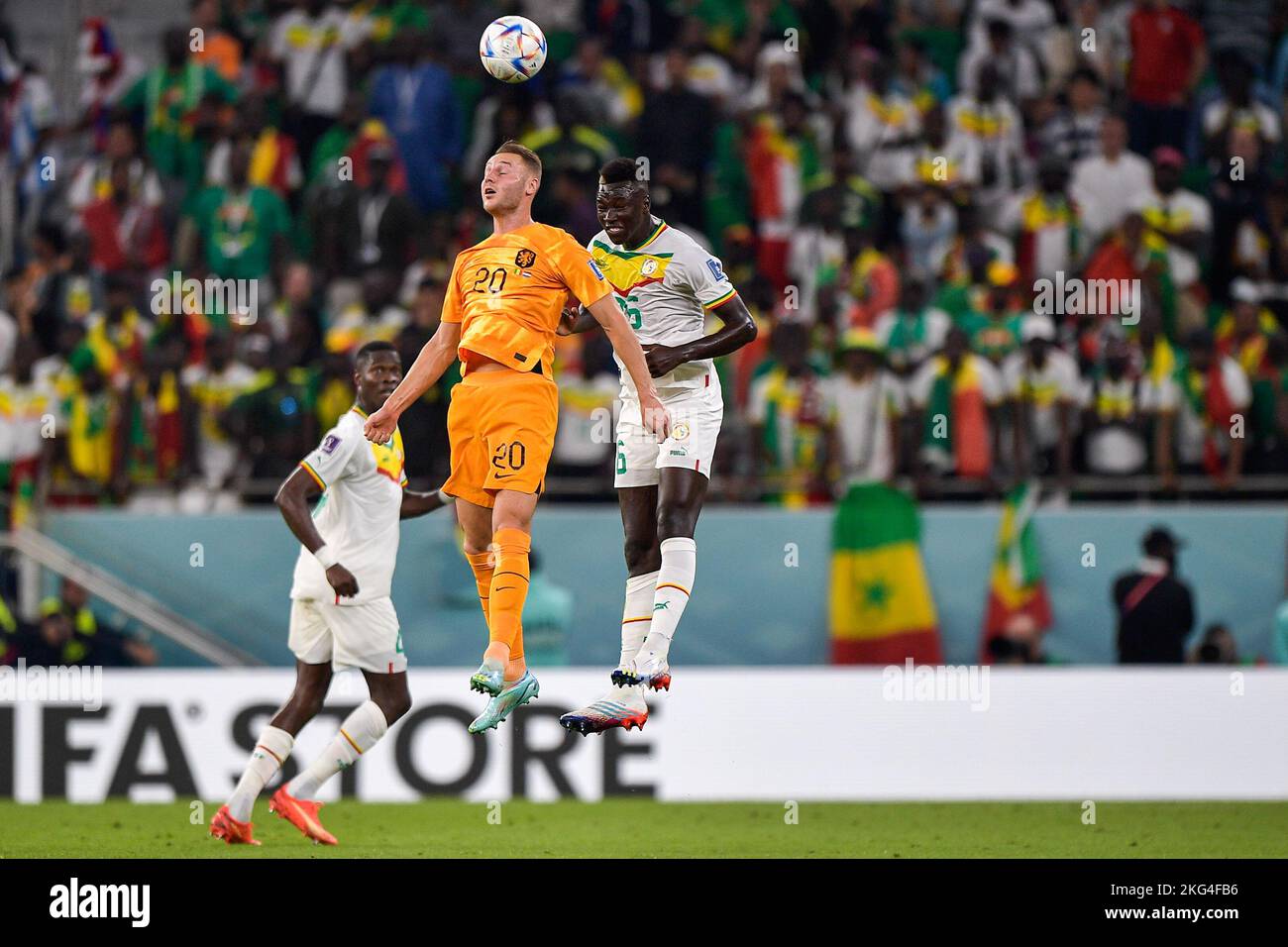 DOHA, QATAR - NOVEMBER 21: Teun Koopmeiners of the Netherlands and Alfred Gomis of Senegal during the Group A - FIFA World Cup Qatar 2022 match between Senegal and Netherlands at Al Thumama Stadium on November 21, 2022 in Doha, Qatar (Photo by Pablo Morano/BSR Agency) Stock Photo