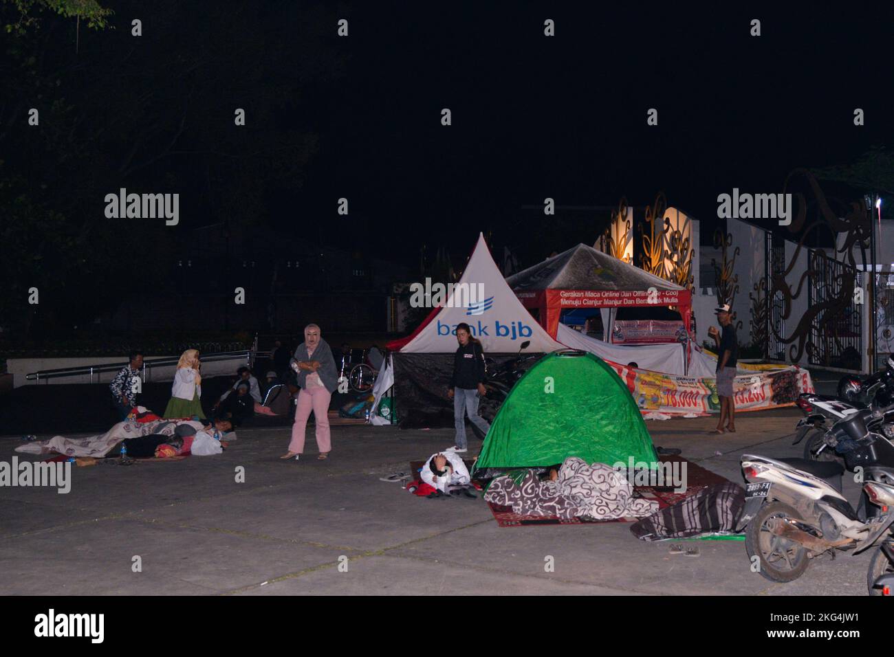 Cianjur, Indonesia. 22nd Nov, 2022. People affected by the earthquake rest outdoors in Cianjur, West Java, Indonesia, on Nov. 22, 2022. A total of 162 people were killed after a 5.6-magnitude earthquake hit Indonesia's West Java province on Monday, officials said. Credit: Xu Qin/Xinhua/Alamy Live News Stock Photo