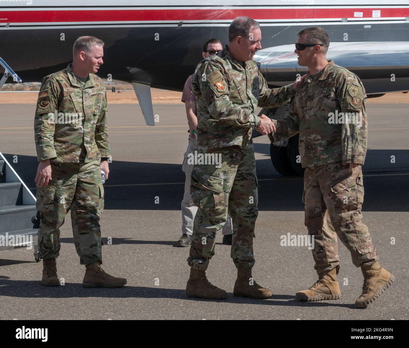 AIR BASE 201, Niger - U.S. Air Force Col. Kevin Lee, 409th Air Expeditionary Group commander, greets U.S. Air Force Gen. James Hecker, U.S. Air Forces in Europe and Air Forces Africa (USAFE-AFAFRICA), commander, prior to Air Base 201’s base visit in Niger, Oct. 29, 2022. Prior to his visit with both installations, Hecker attended the Senegalesee Air Force-hosted Africa Air Force Forum, which brought over 40 Africa nations and international partner defense delegations to Dakar, Senegal. Stock Photo