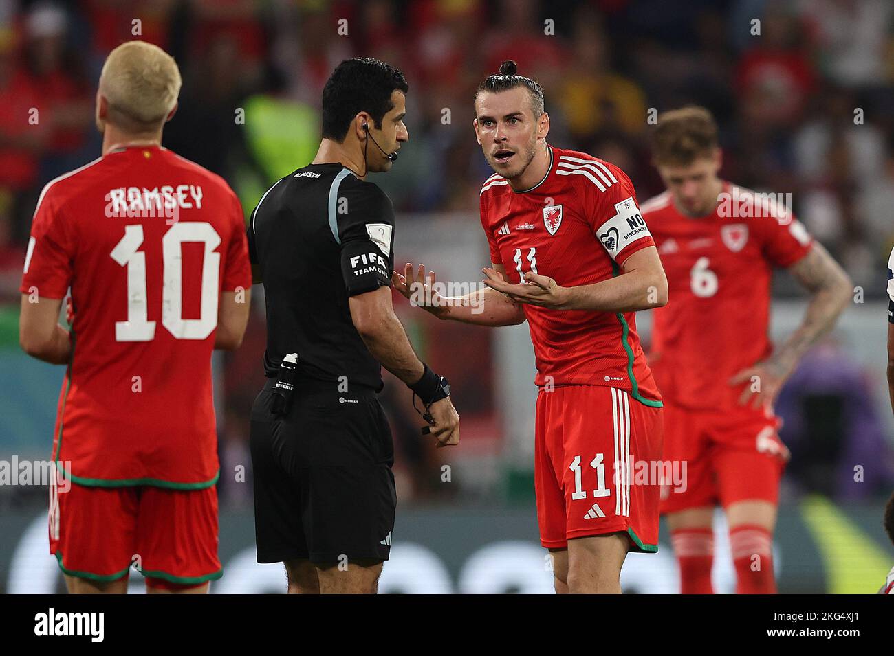 Al-Rayyan, Qatar. 21st Nov, 2022. Al Rayyan, Qatar. 21st Nov, 2022. AL-RAYYAN, AR - 21.11.2022: USA VS WALES - BALE Gareth of Wales and Referee Al Jassim Abdulrahman during a match between the United States and Wales, valid for the group stage of the World Cup, held at the Ahmed bin Ali Stadium in Al-Rayyan, Qatar. (Photo: Rodolfo Buhrer/La Imagem/Fotoarena) Credit: Foto Arena LTDA/Alamy Live News Credit: Foto Arena LTDA/Alamy Live News Credit: Foto Arena LTDA/Alamy Live News Stock Photo