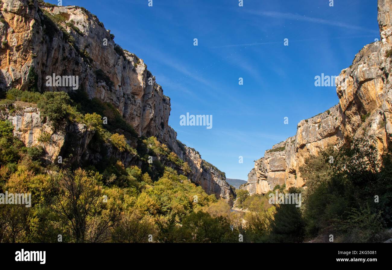 Foz o cañón de Lumbier en otoño, formado por el río Irati. Garganta de piedra caliza. Lugar mágico en Navarra, España Stock Photo