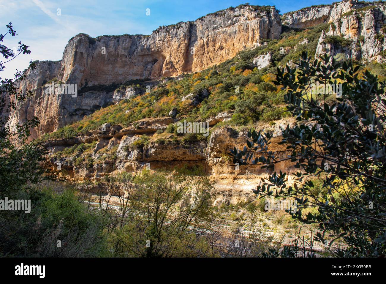 Foz o cañón de Lumbier en otoño, formado por el río Irati. Garganta de piedra caliza. Lugar mágico en Navarra, España Stock Photo