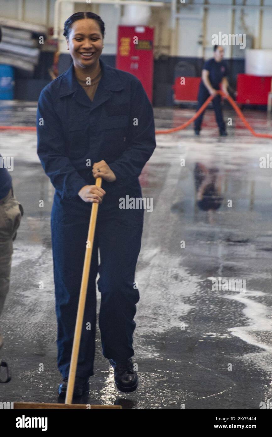 221031-N-CM110-1107 PACIFIC OCEAN (Oct. 31, 2022) – Aviation Boatswain ...