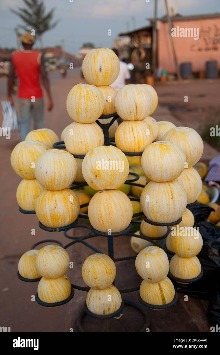 Peeled oranges for sale, Azove, Couffo, Benin - People buy these oranges and suck the juice out - they are delicious and sweet. Stock Photo