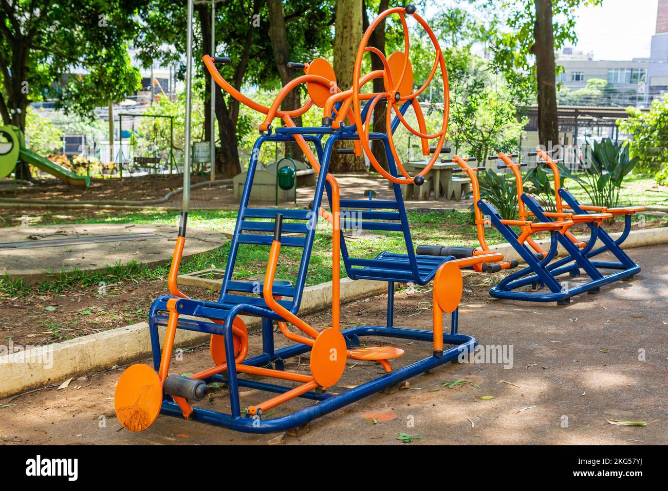 Equipamentos de academia ao ar livre em parque