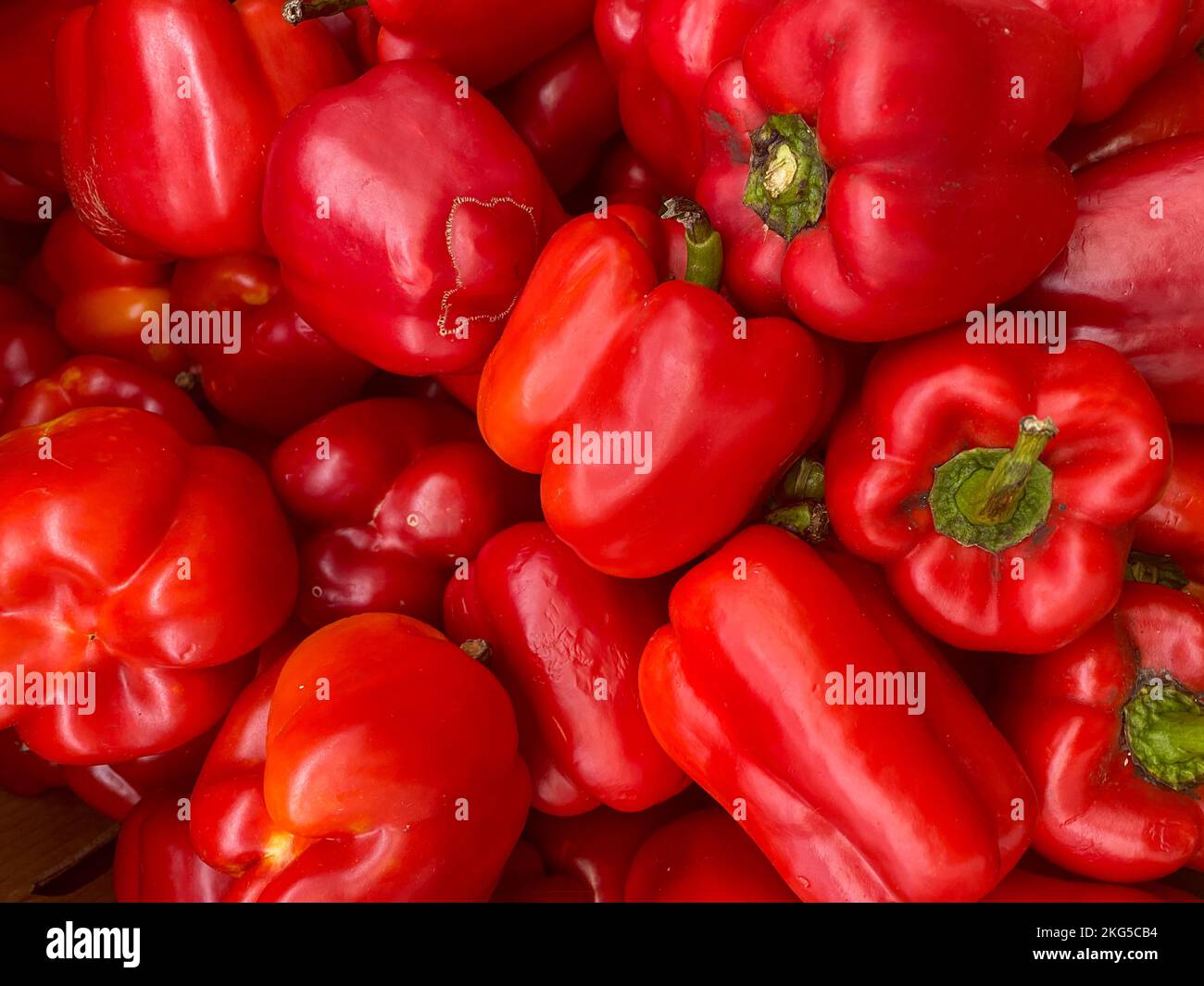 Display bright red bell peppers hi-res stock photography and images - Alamy