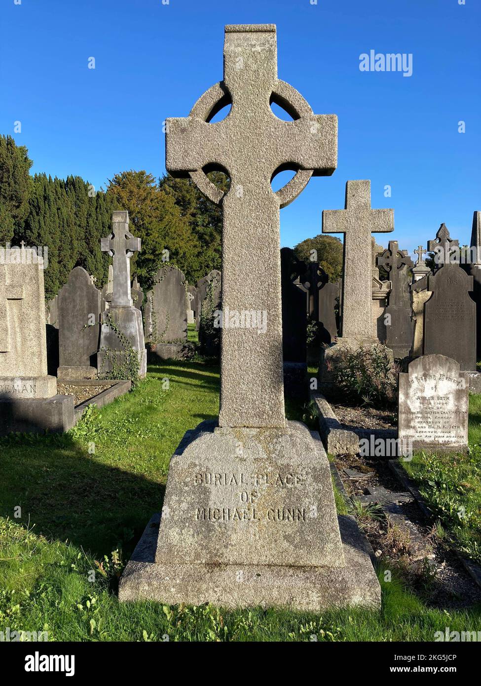 Dublin, Ireland. 5th Oct, 2022. 20221005 - A grand Celtic cross stands over a grave at Glasnevin Cemetery in Dublin, Ireland. (Credit Image: © Chuck Myers/ZUMA Press Wire) Stock Photo