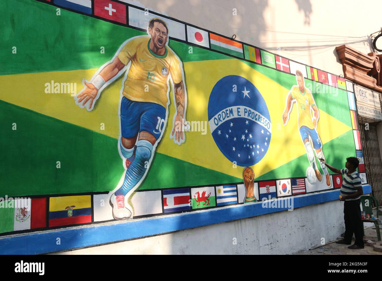 Kolkata, West Bengal, India. 21st Nov, 2022. An artist paints a portrait of brazil star player Neymar and Vinicius Jr. to celebrate the Qatar 2022 FIFA World Cup football tournament in Kolkata. (Credit Image: © Dipa Chakraborty/Pacific Press via ZUMA Press Wire) Stock Photo