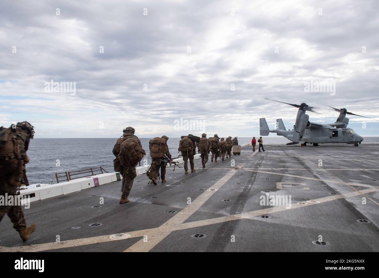 221118NXB0101028 PHILIPPINE SEA (Nov. 18, 2022) Marines assigned to Victor Unit, 1st