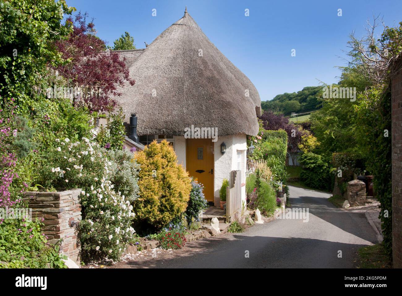 thatched cottage in the pretty village of Coombe, South Sands