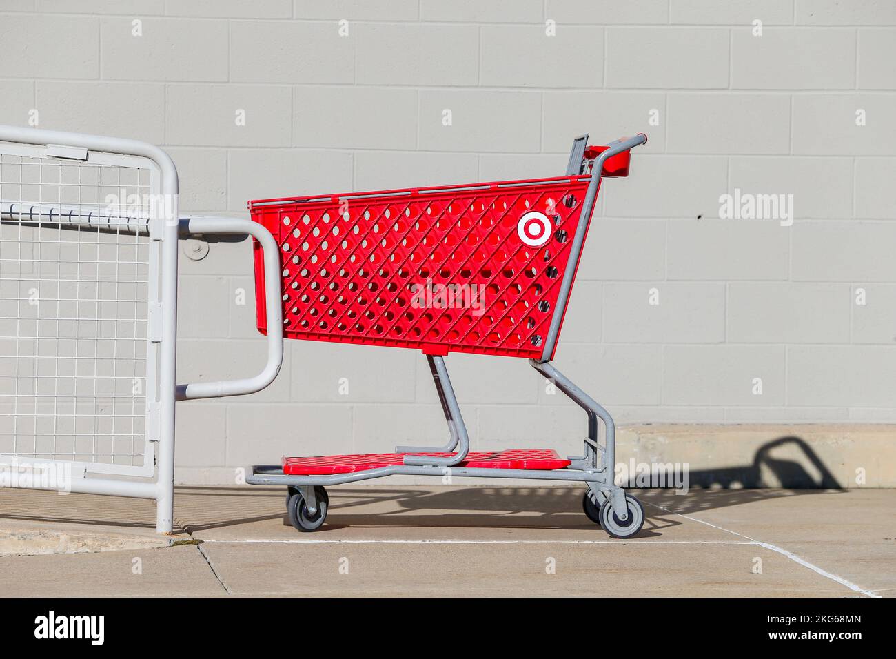Muncy, United States. 21st Nov, 2022. A shopping cart is seen outside of a Target store in Muncy, Pennsylvania, on Monday, November 21, 2022. The Christmas holiday shopping season in the United States traditionally starts after Thanksgiving. (Photo by Paul Weaver/Sipa USA) Credit: Sipa USA/Alamy Live News Stock Photo