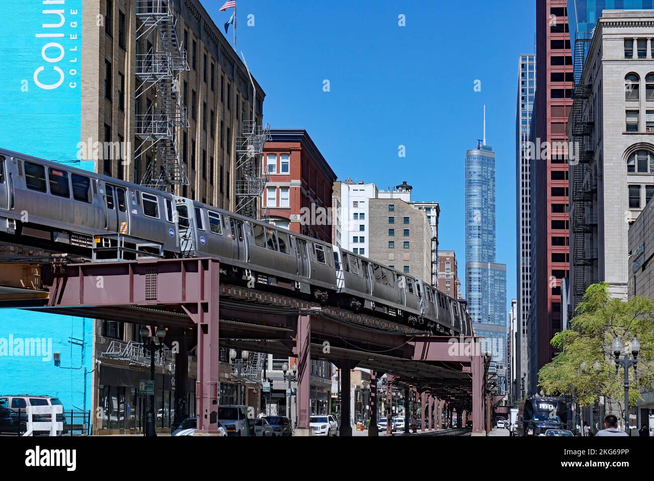 Chicago, USA - August 2022:  Elevated subway train in the Loop on Wabash Avenue, with Trump Tower in the background Stock Photo