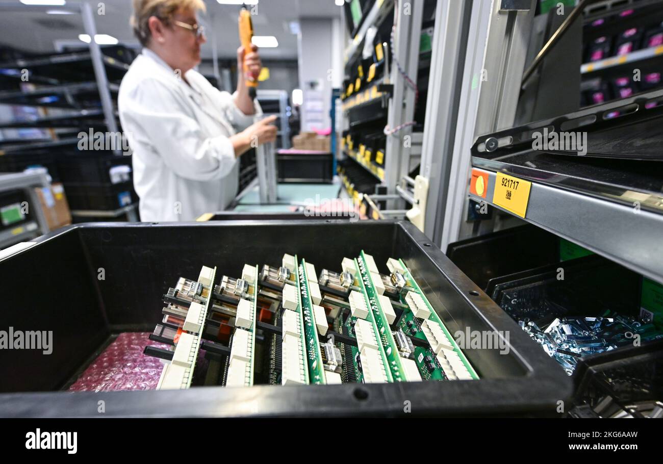 Weinstadt, Germany. 16th Nov, 2022. An employee of the Lütze company