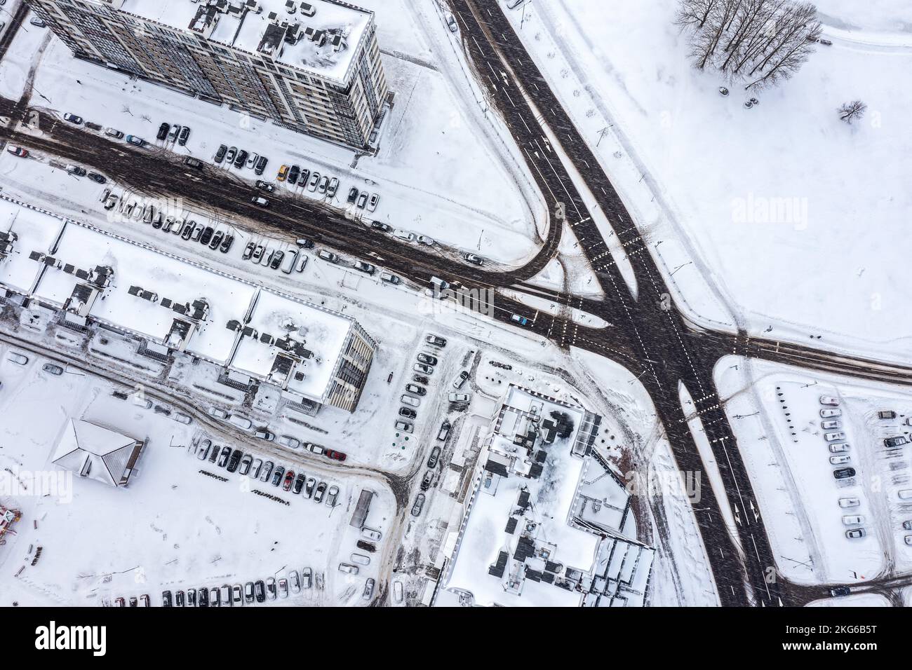 aerial top view of road intersection in the city. winter urban scenery during heavy snowfall. Stock Photo