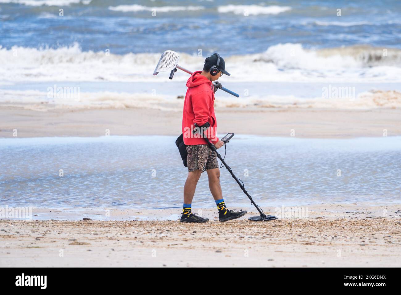 Adelaide, Australia. 22 November 2022.  A metal detectorist scouring the beach in Adelaide, South Australia  on a mild sunny day following several days of unsettled weather as temperatures are forecast to rise to mid 20celsius. Credit: amer ghazzal/Alamy Live News Stock Photo