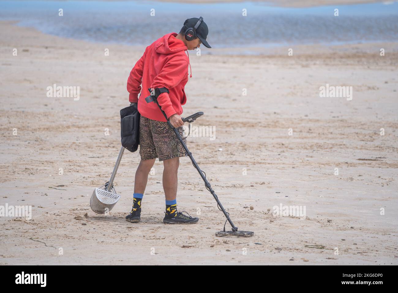 Adelaide, Australia. 22 November 2022.  A metal detectorist scouring the beach in Adelaide, South Australia  on a mild sunny day following several days of unsettled weather as temperatures are forecast to rise to mid 20celsius. Credit: amer ghazzal/Alamy Live News Stock Photo