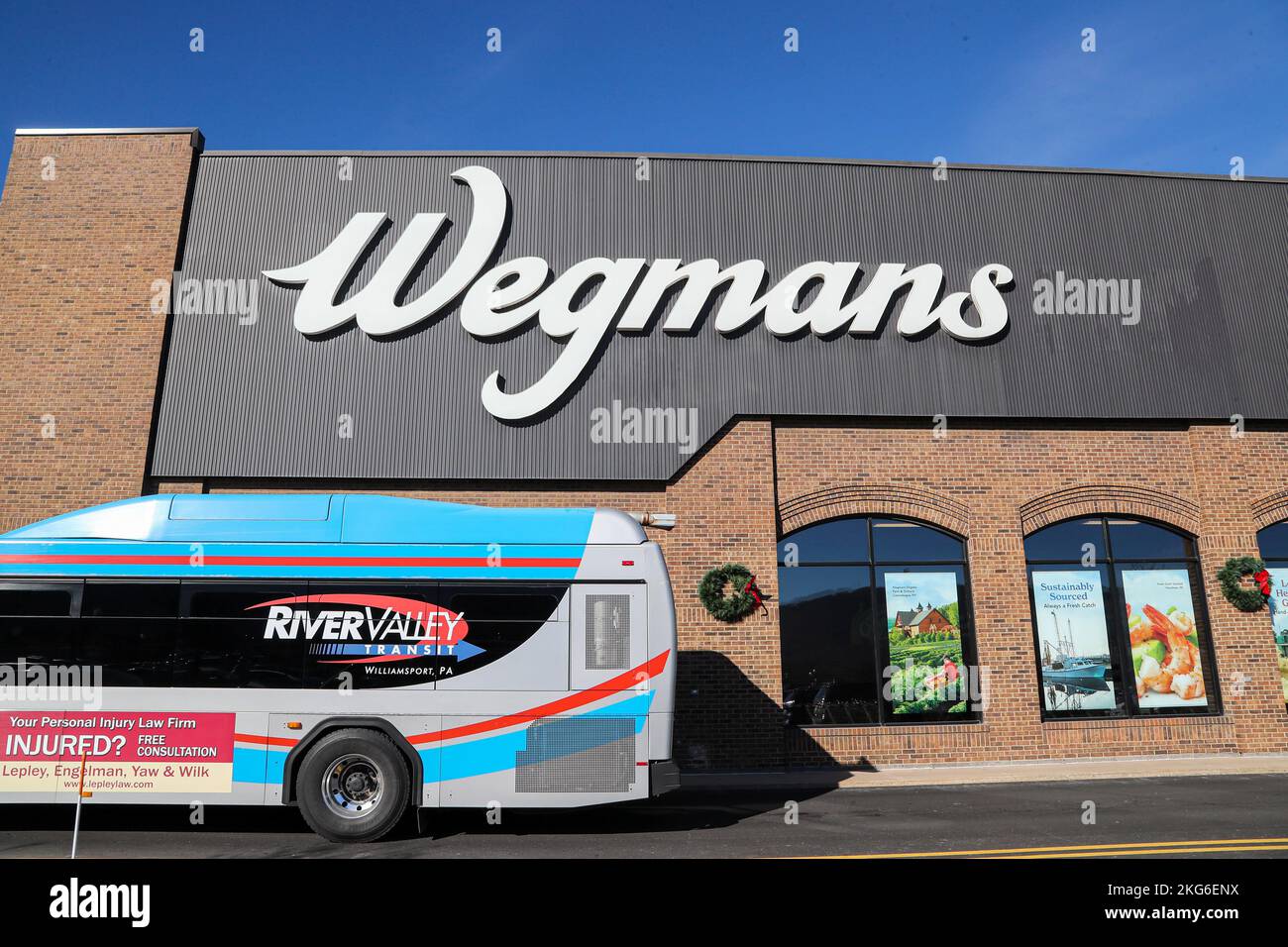 Williamsport, United States. 21st Nov, 2022. A River Valley Transit bus is seen at a Wegmans supermarket. Credit: SOPA Images Limited/Alamy Live News Stock Photo