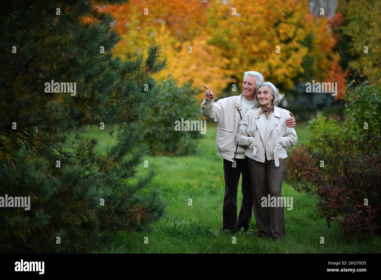Elderly couple in the park in autumn. In full growth Stock Photo - Alamy