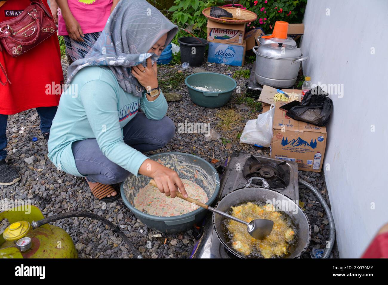 Cianjur, Indonesia. 22nd Nov, 2022. A volunteer cooks at a temporary