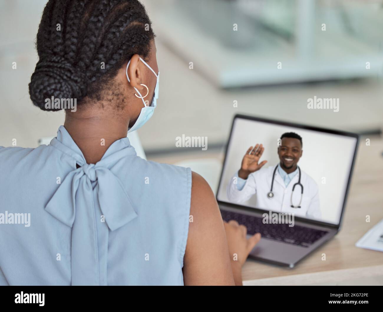 Doctor talking to patient computer hi-res stock photography and images ...