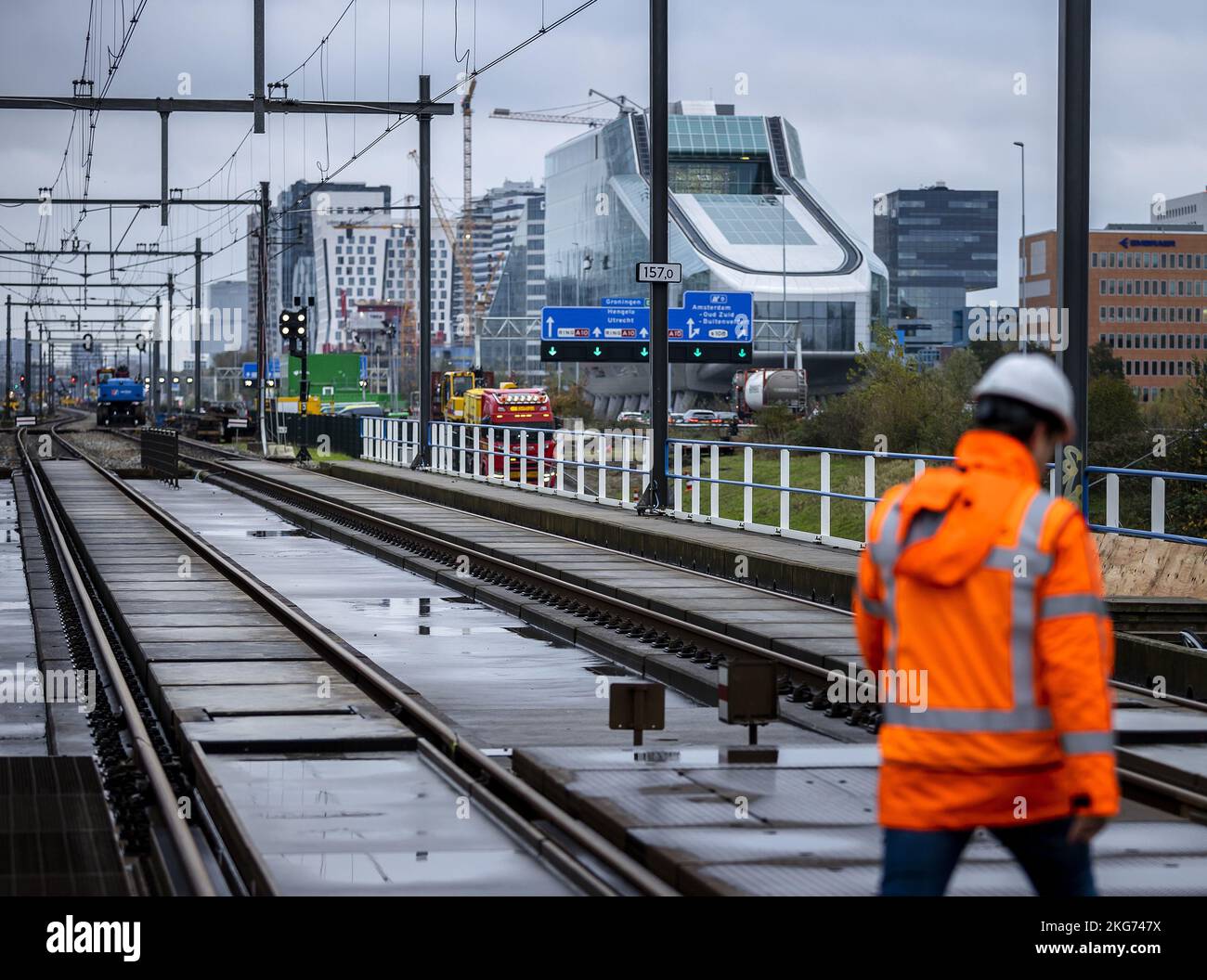 amsterdam-work-on-the-track-on-the-schinkel-bridge-due-to-rail-works