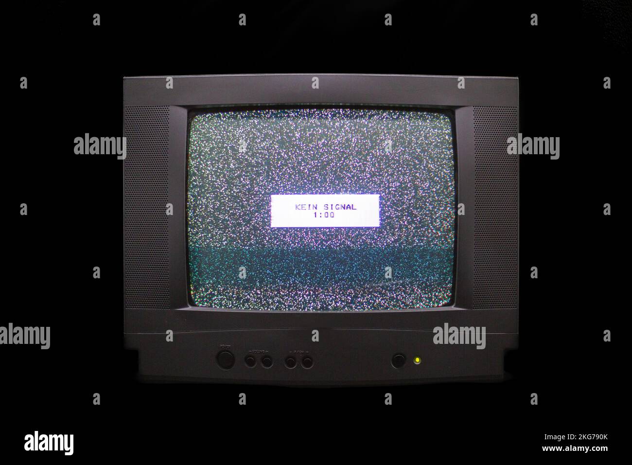 No signal on old television. 'No signal' written in German Stock Photo