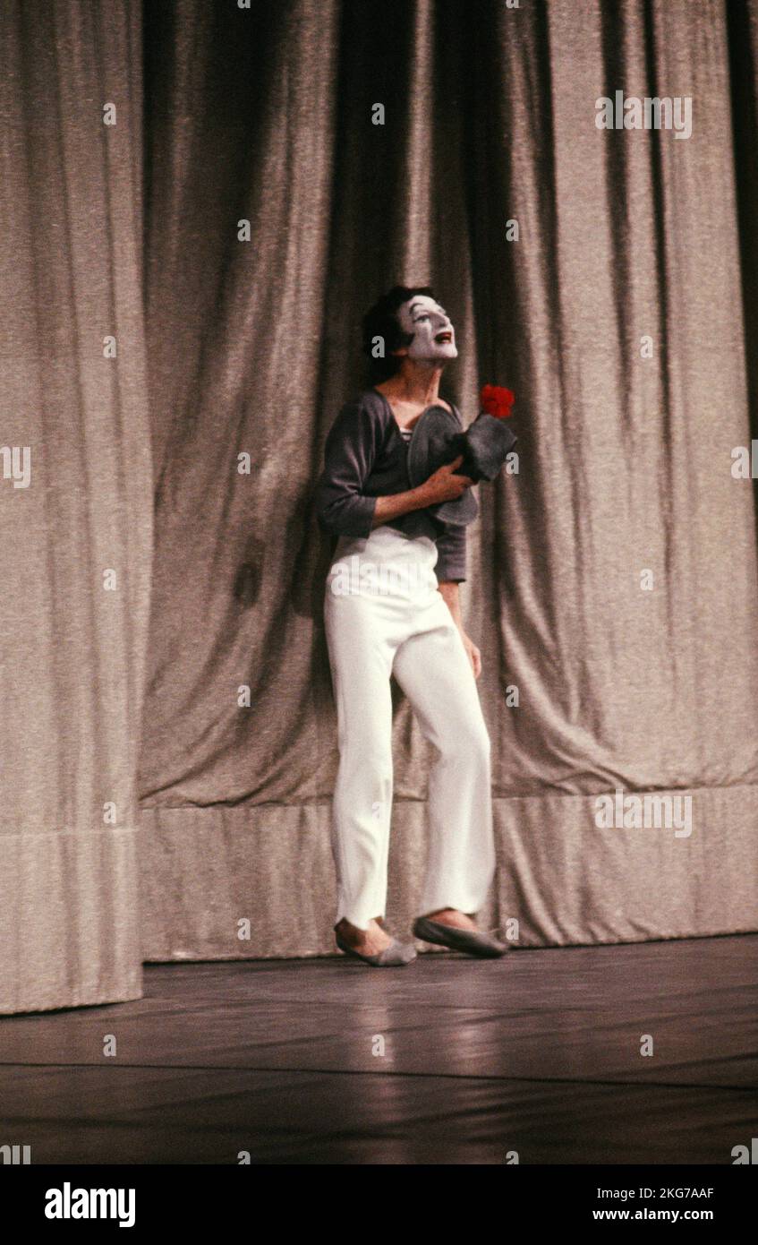 Mime Marceau on stage at the Théâtre des Champs-Elysées, 8 January 1988 Stock Photo