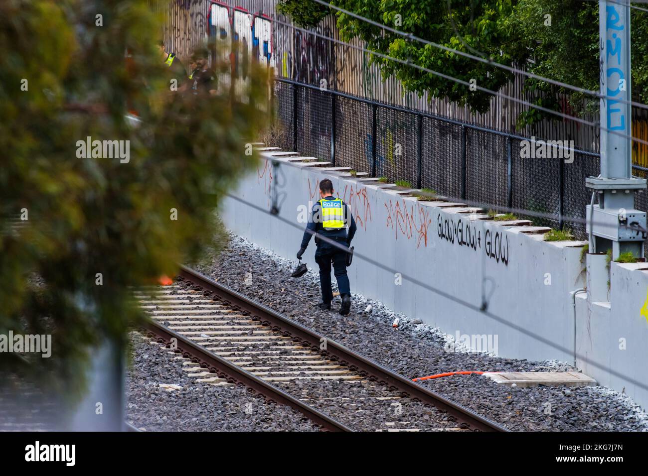 Mckinnon Australia 22nd Nov 2022 A Police Officer Carries A Shoe Of mckinnon-australia-22nd-nov-2022-a-police-officer-carries-a-shoe-of