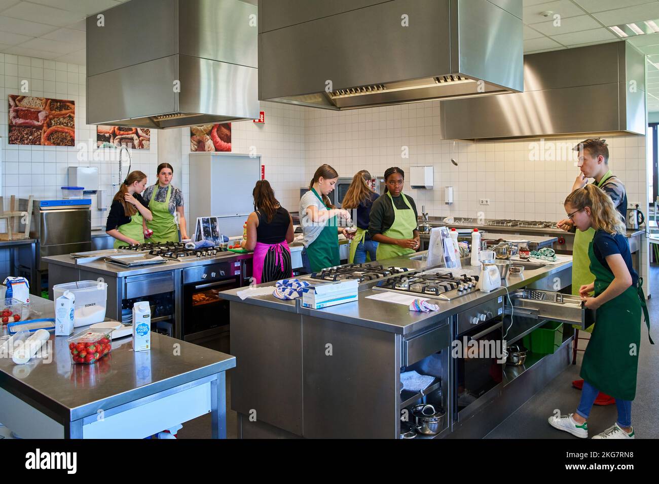 secondary school students working in a school kitchen, 2018 holland. vvbvanbree fotografie Stock Photo