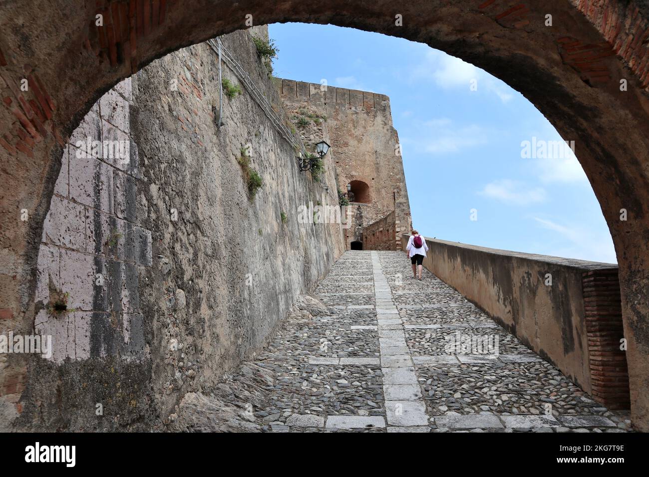Scilla - Turista sulla rampa di accesso al Castello Ruffo Stock Photo