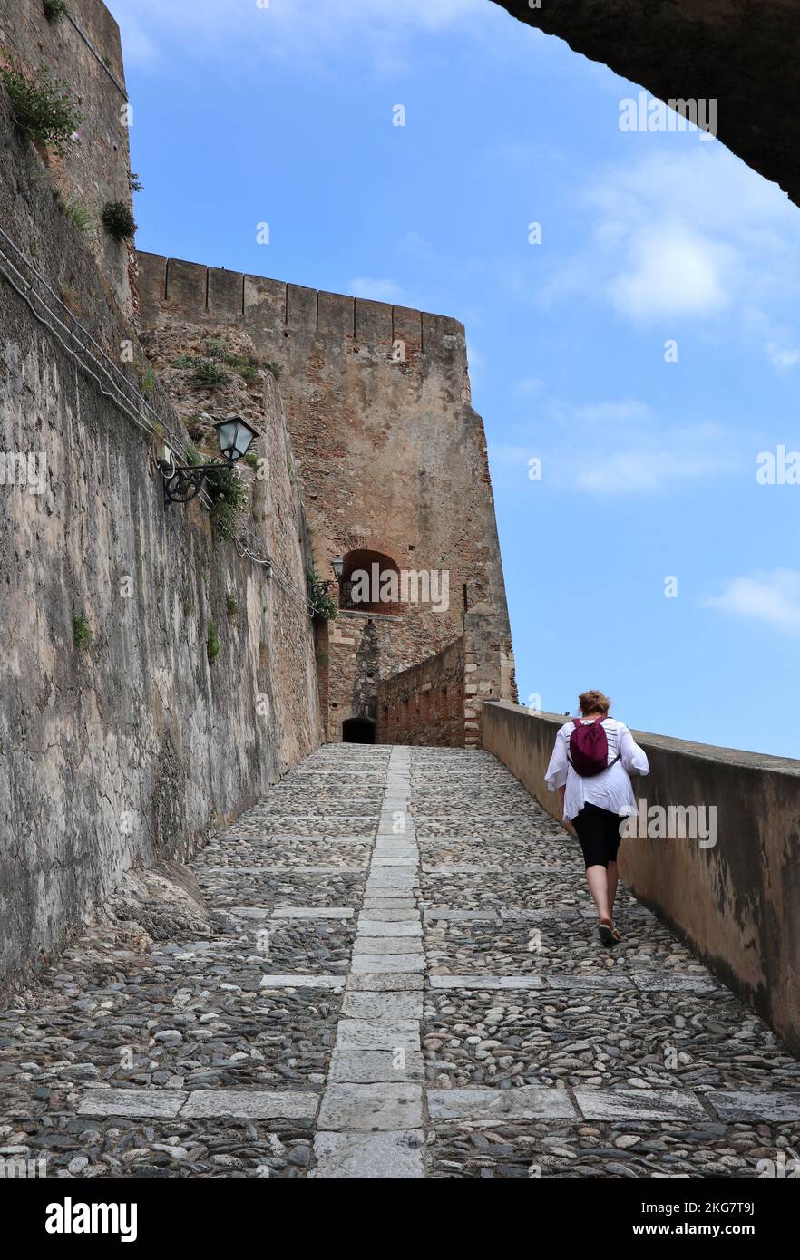 Scilla - Turista sulla rampa di accesso di Castello Ruffo Stock Photo