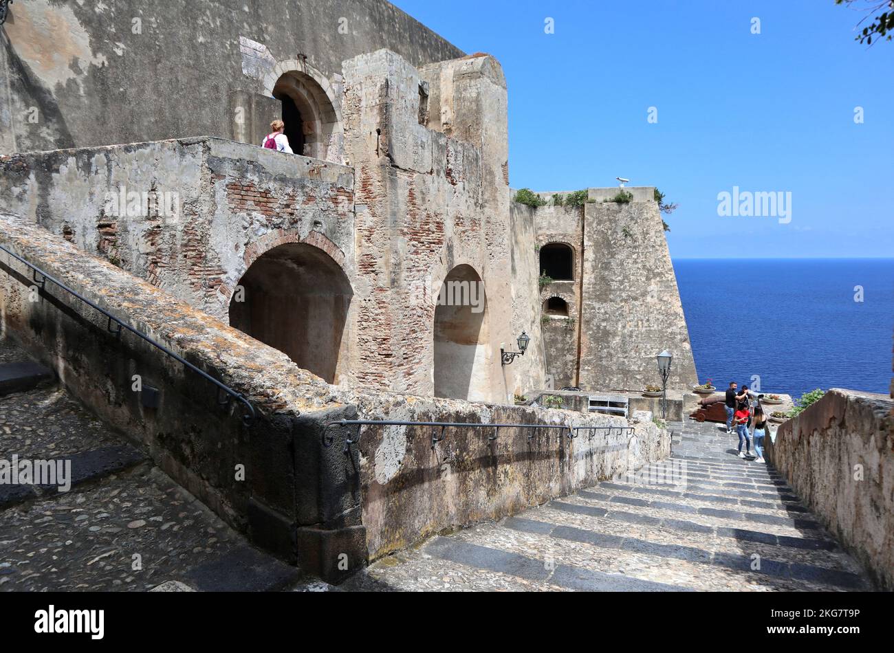 Scilla - Turisti sulla rampa di Castello Ruffo Stock Photo